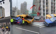 上海两车斗气碰撞,两车互别致工程车骑跨护栏，险象环生！