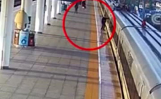 男子下车透气16万现金跟高铁跑了,男子下车透气，16万现金随车“溜走”